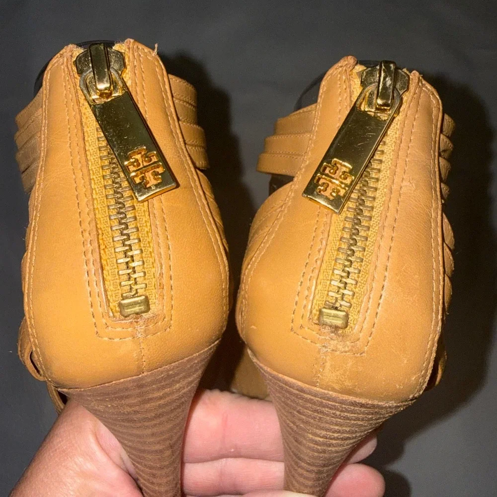Tory Burch Tan Leather Strappy Caged Stiletto Heels Sandals Gold Logo Zip 8.5M